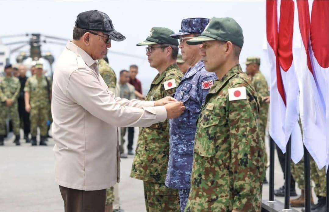 Sjafrie Beri Tanda Kehormatan untuk Militer Jepang Usai Bantu Karhutla