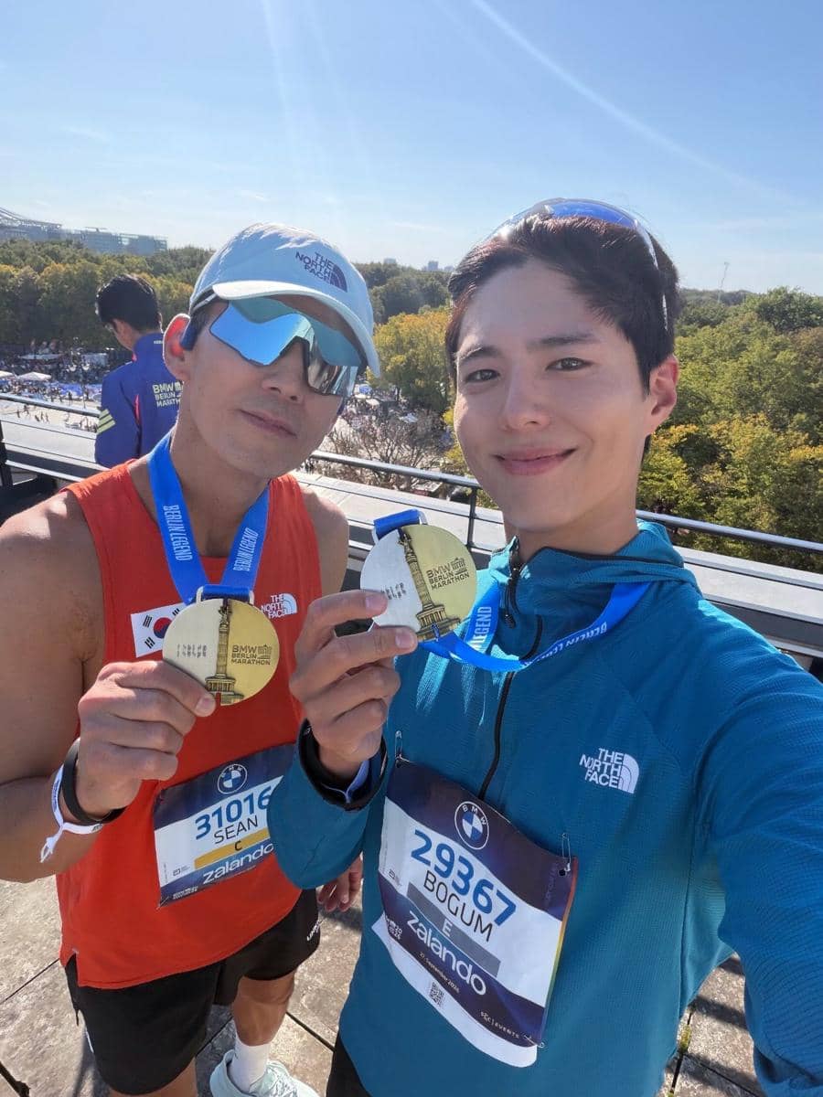 Jinusean dan Park Bo Gum menjadi finisher di Berlin Marathon 2026