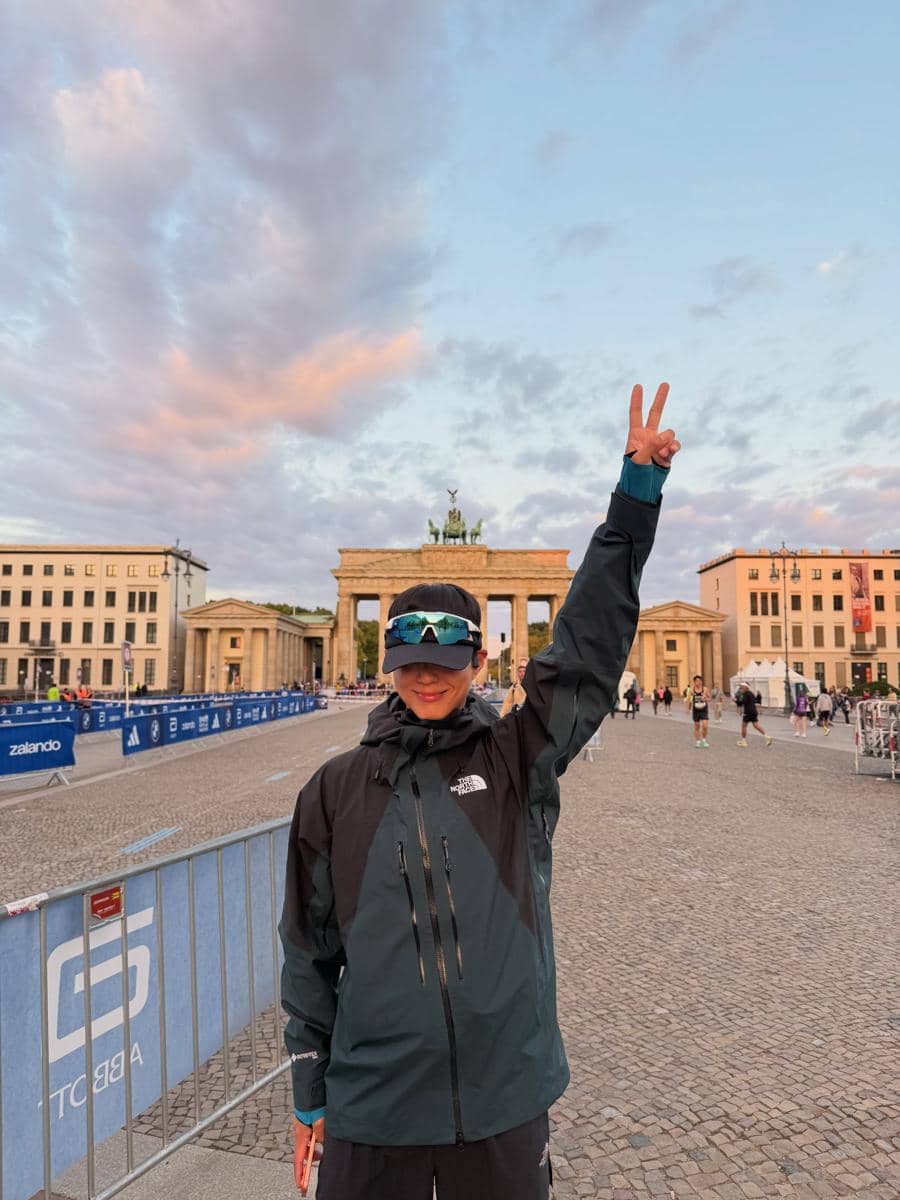 Park Bo Gum menjadi finisher di Berlin Marathon 2026