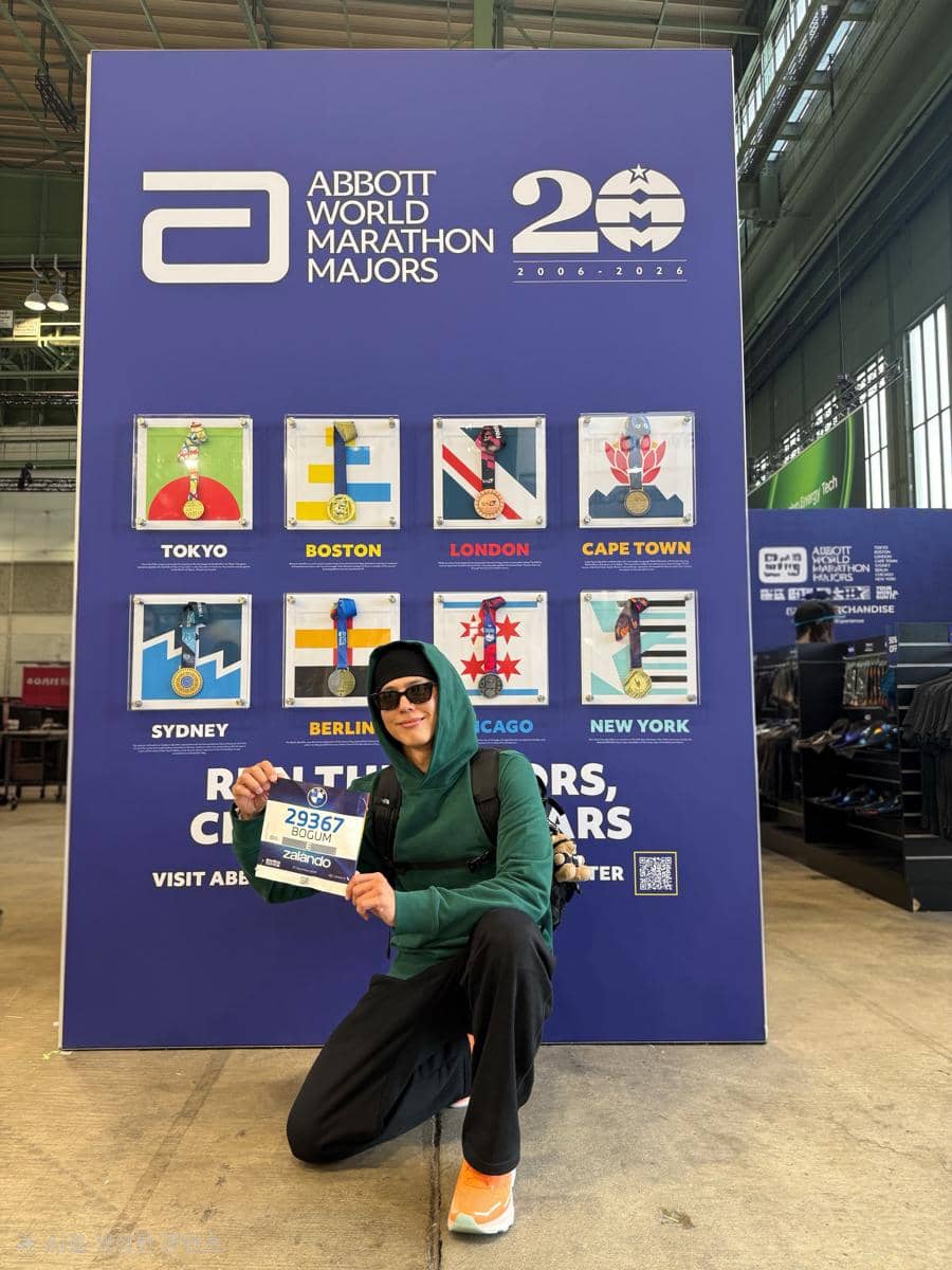 Park Bo Gum menjadi finisher di Berlin Marathon 2026