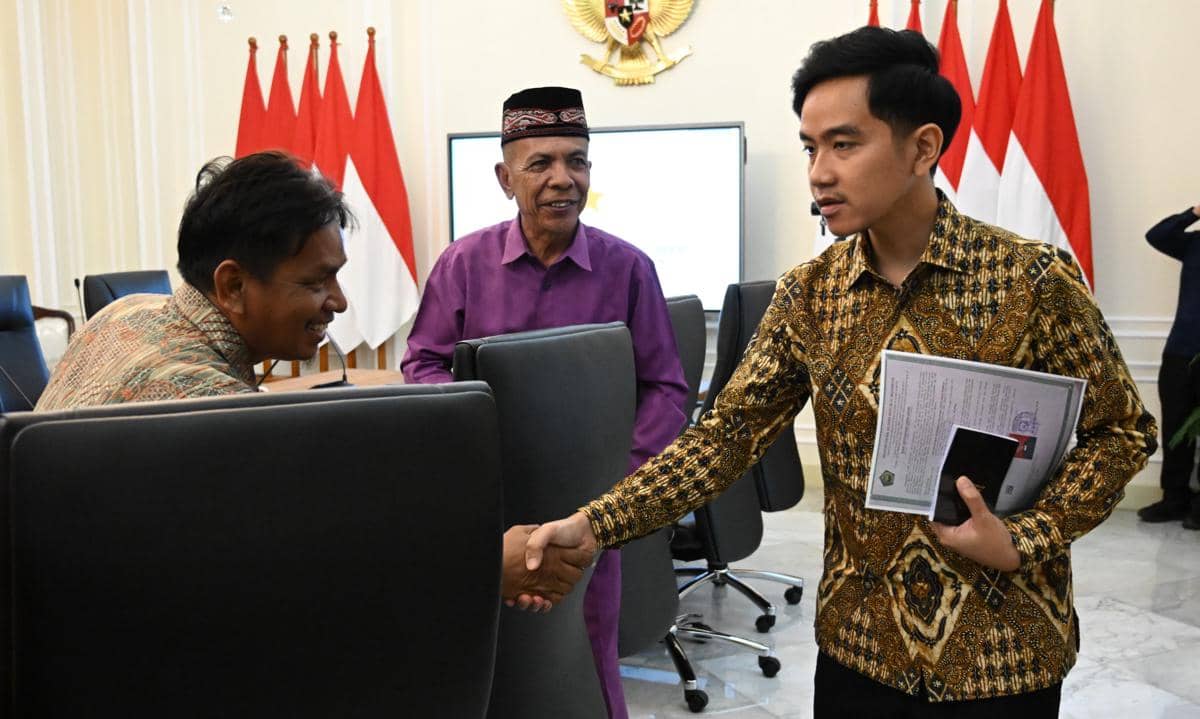 Wakil Presiden (Wapres) Gibran Rakabuming menerima perwakilan jemaat Gereja Kristen Protestan Indonesia (GKPI) Rajeg di Istana Wakil Preside