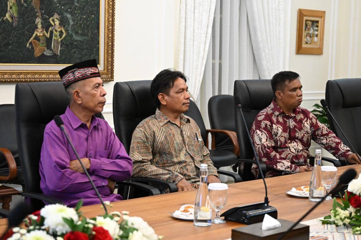 Wakil Presiden (Wapres) Gibran Rakabuming menerima perwakilan jemaat Gereja Kristen Protestan Indonesia (GKPI) Rajeg di Istana Wakil Preside