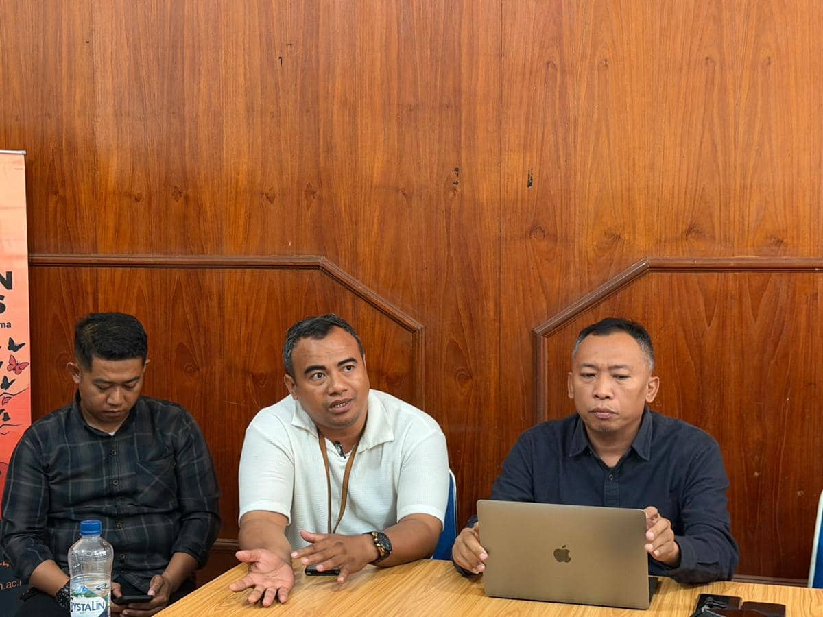 Ketua Lembaga Perlindungan Anak Kota Mataram, Joko Jumadi (kanan). (IDN Times/Linggauni)