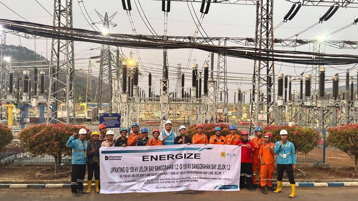 pln, pln salatiga, transmisi pln, petugas pln, gardu listrik