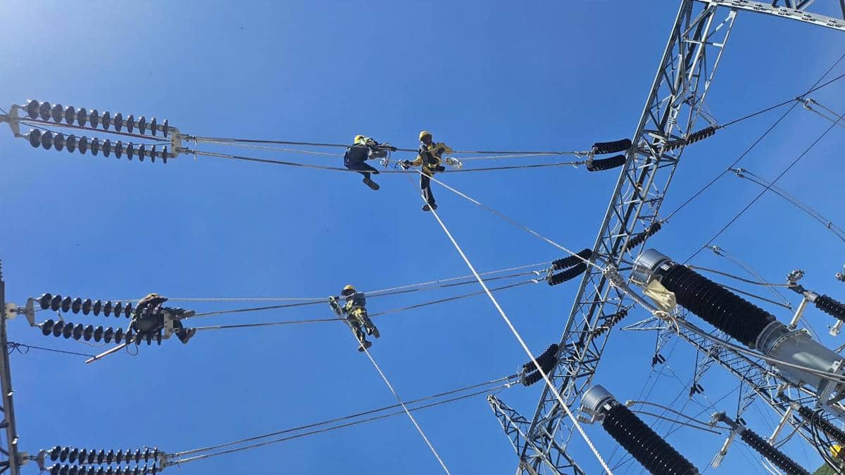 pln, pln salatiga, transmisi pln, petugas pln, gardu listrik