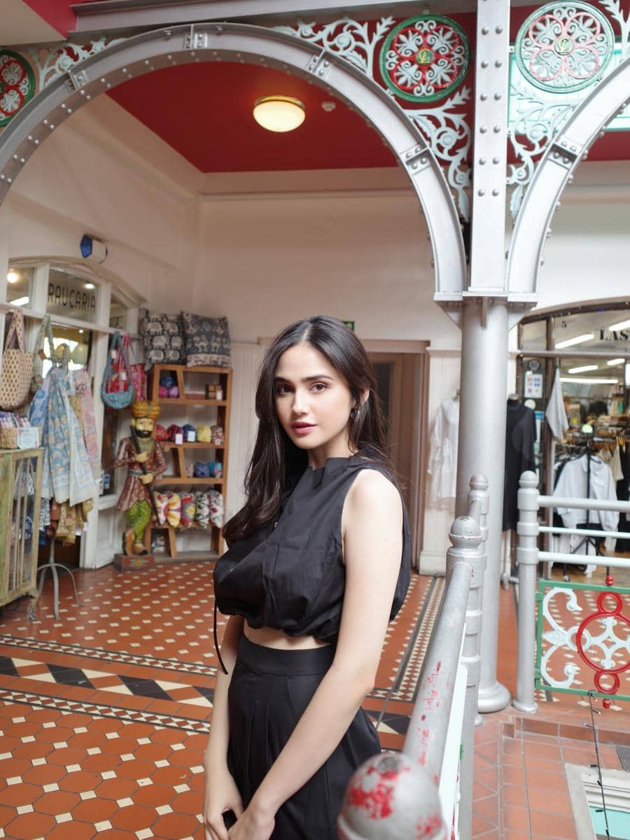 Syifa Hadju mengenakan outfit bernuansa hitam sambil berpose dalam unggahan di akun Instagram pribadinya.