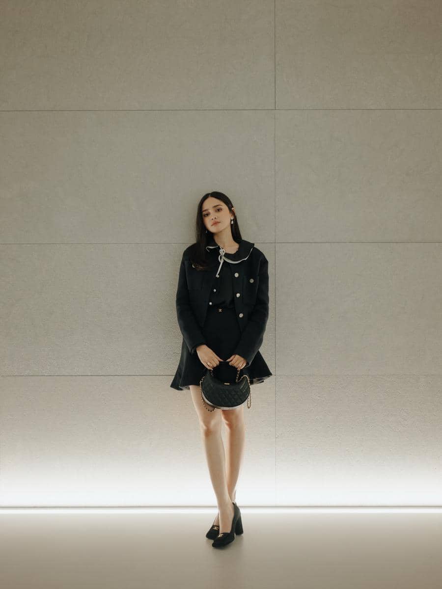 Syifa Hadju mengenakan outfit dengan sentuhan warna hitam yang memberi kesan modis dan elegan pada penampilannya.