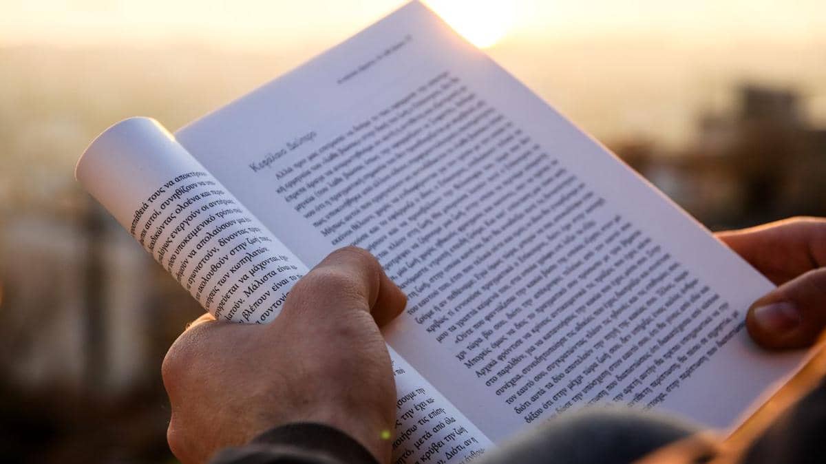 membaca buku