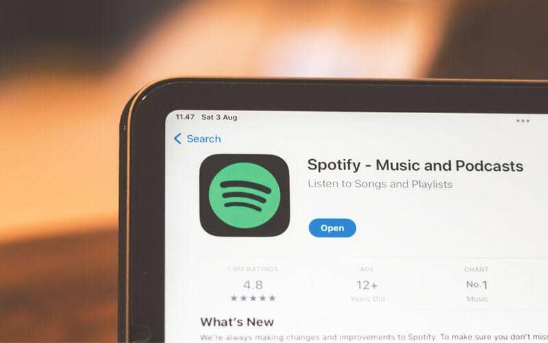 ilustrasi aplikasi Spotify di layar tablet