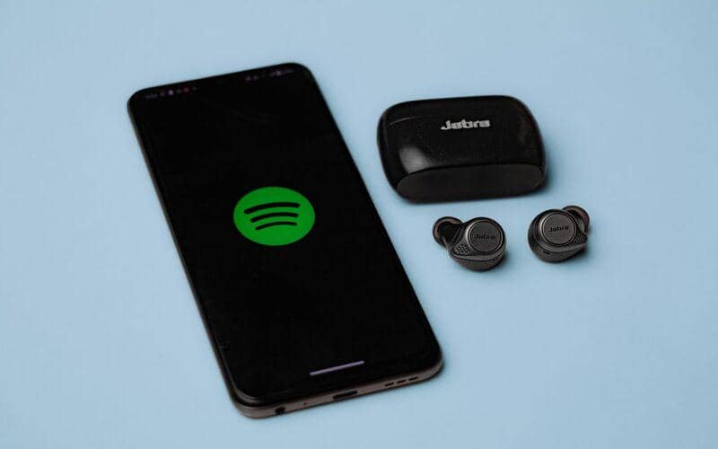ilustrasi aplikasi spotify di smartphone