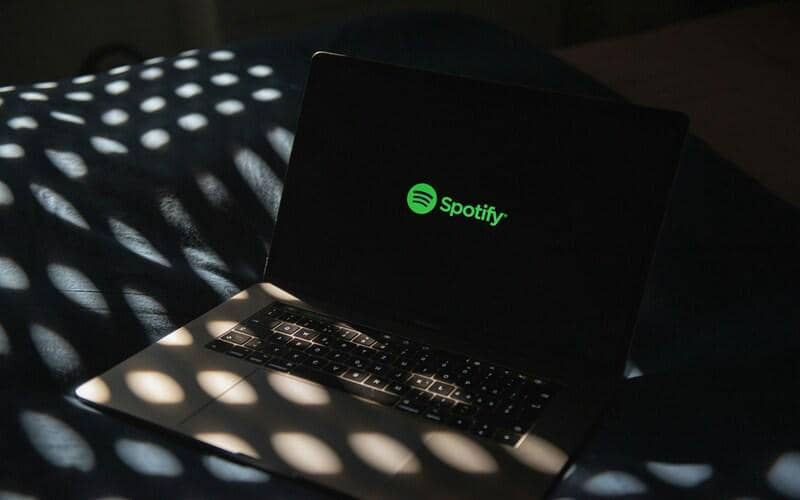 ilustrasi logo Spotify di layar laptop
