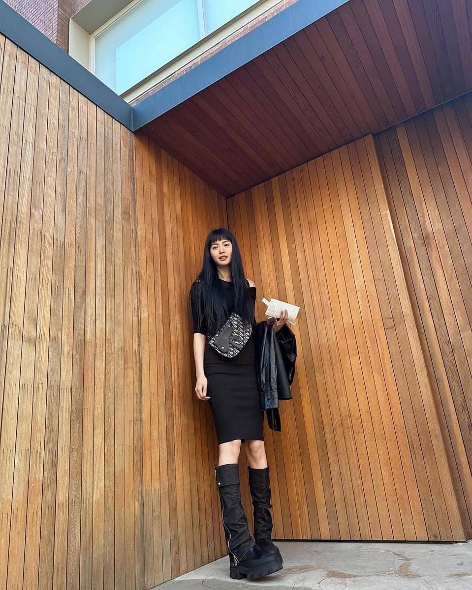 ide padu padan sepatu boots ala Nana