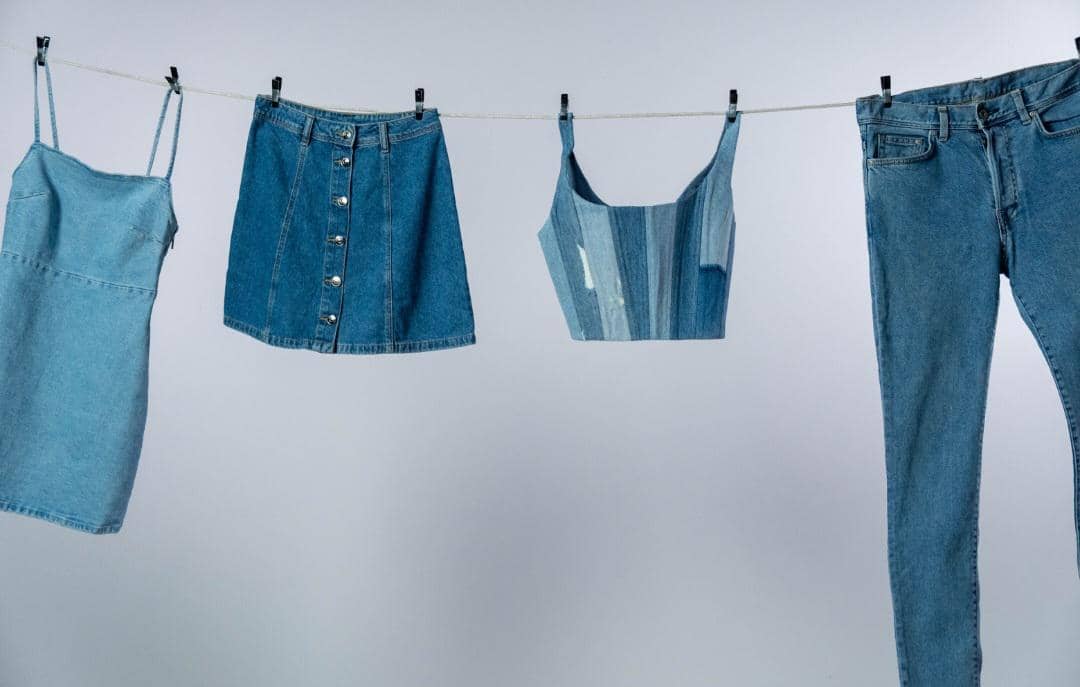 ilustrasi menjemur jeans di tempat teduh (pexels.com/cottonbro studio)