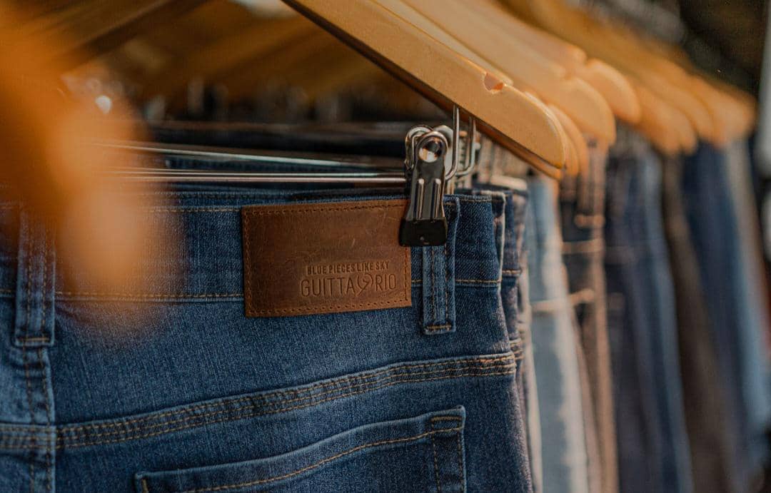 ilustrasi menyimpan jeans dengan digantung (pexels.com/Wolf Art)