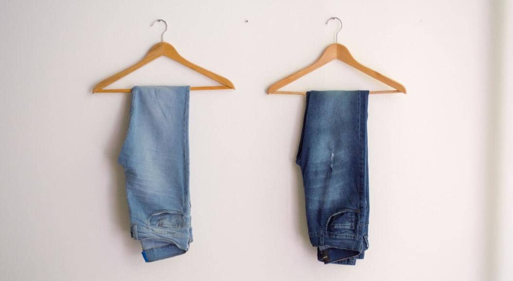 ilustrasi jeans diangin-anginkan (pexels.com/Mica Asato)