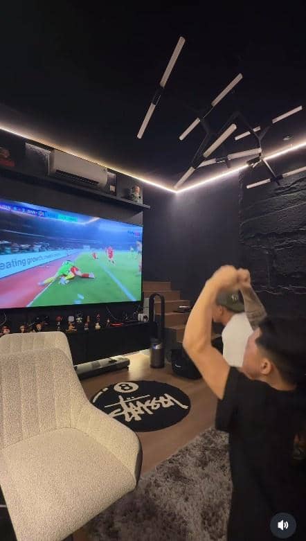 Sejumlah artis menyaksikan bersama pertandingan timnas Indonesia melawan Bangladesh dalam acara nonton bareng.