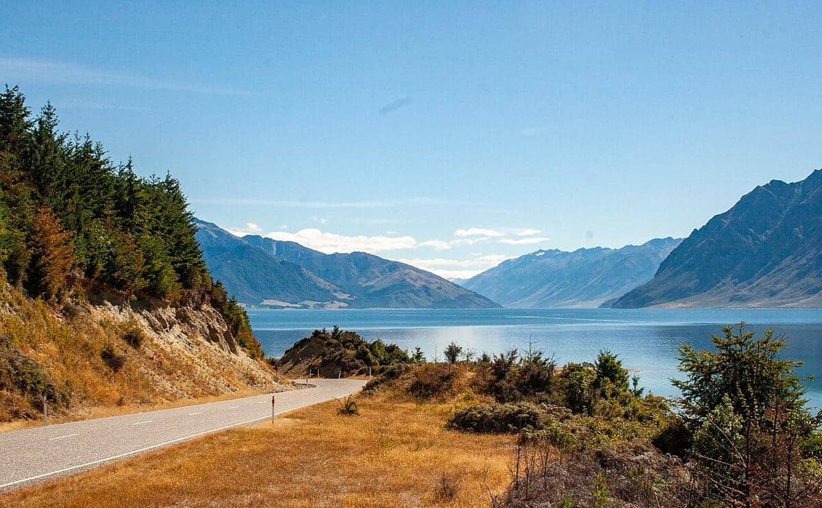 ilustrasi suasana musim gugur di Lake Wanaka