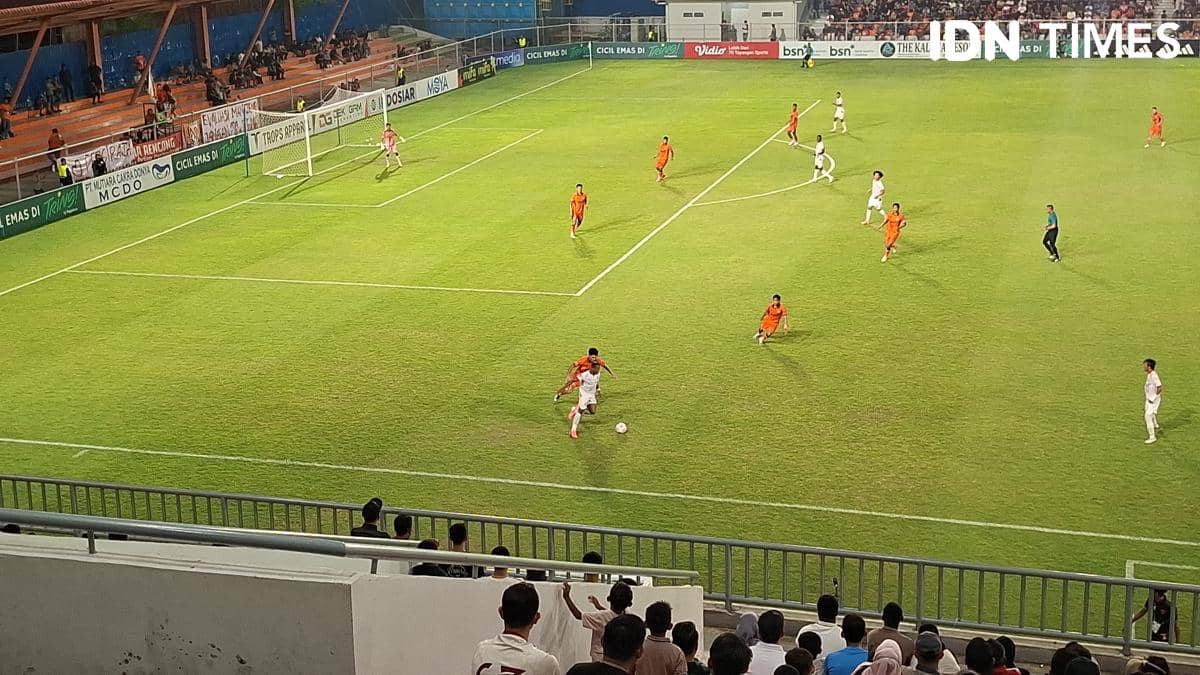 Para pemain Persiraja Banda Aceh dan Sumsel United bertanding dalam laga sepak bola di lapangan hijau.