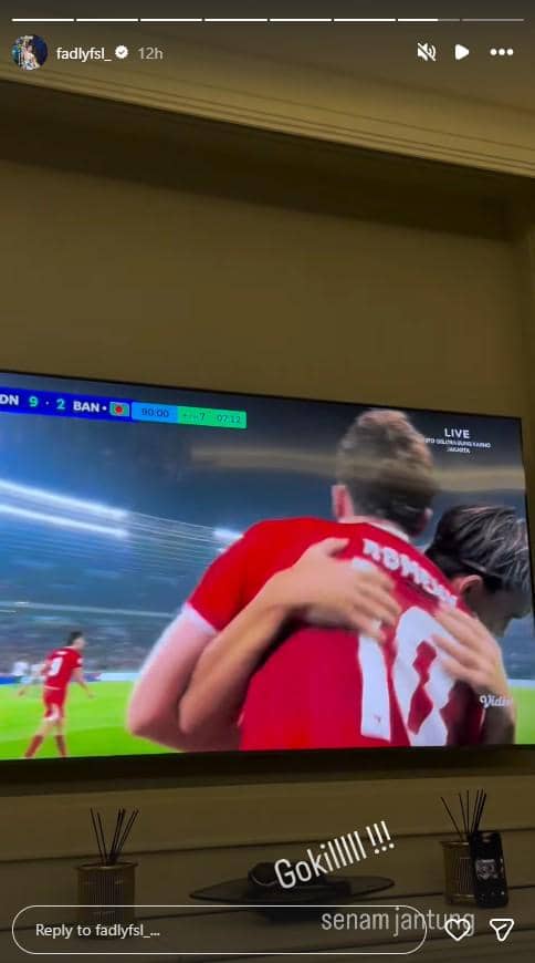 Sejumlah artis menonton bersama pertandingan timnas Indonesia melawan Bangladesh dalam acara nonton bareng.