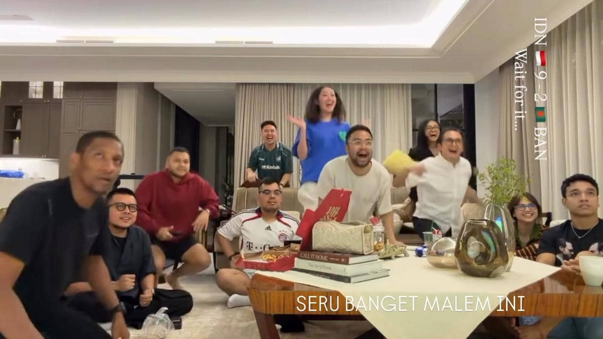 Sejumlah artis menikmati nobar pertandingan timnas Indonesia melawan Bangladesh di depan layar televisi.
