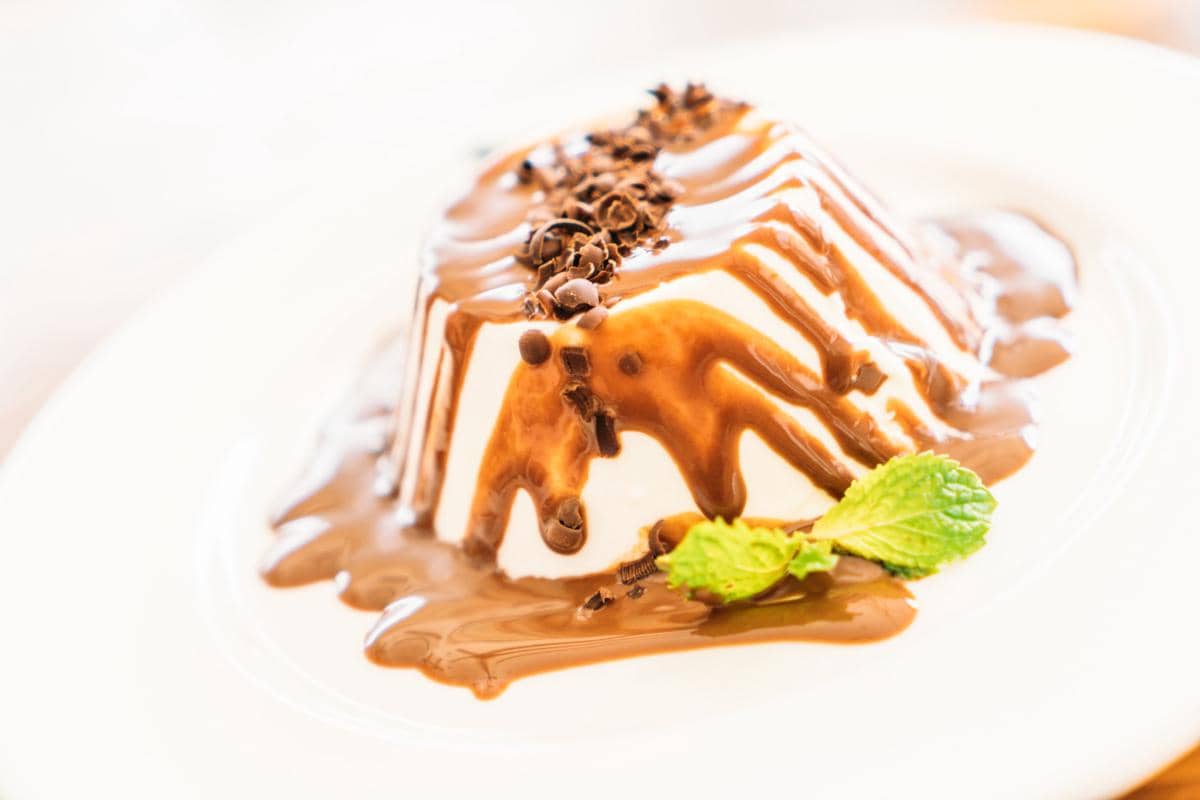 ilustrasi panna cotta cokelat