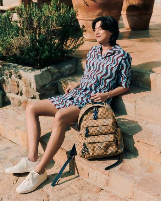 Gulf Kanawut mengenakan sneakers canvas sebagai bagian dari gaya OOTD kasual dalam unggahan Instagram.