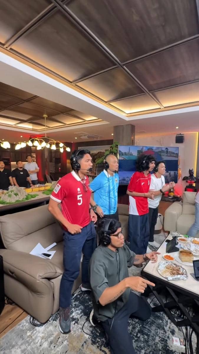 Sejumlah artis mengikuti acara nonton bareng pertandingan timnas Indonesia melawan Bangladesh melalui layar televisi.