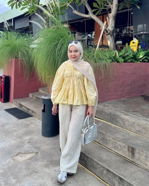 Cindy Mayasari berpose mengenakan busana OOTD liburan dalam unggahan di akun Instagram pribadinya.