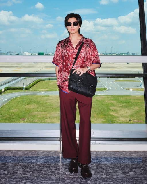 Gulf Kanawut mengenakan busana kasual dengan tas selempang sebagai pelengkap gaya OOTD bernuansa santai.