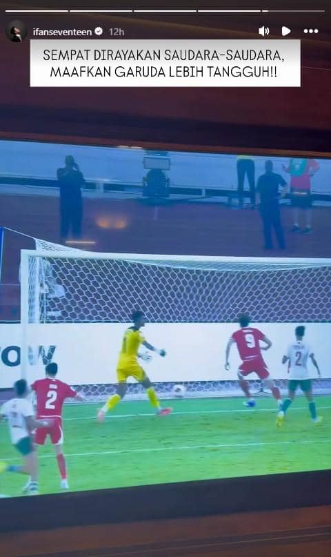 Sejumlah artis menyaksikan pertandingan timnas Indonesia melawan Bangladesh bersama dalam acara nobar.