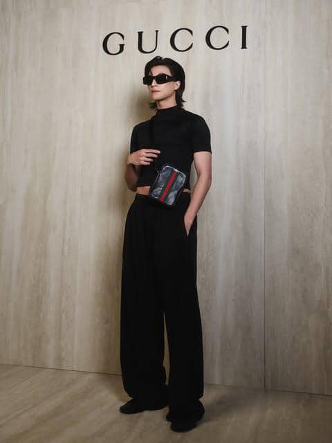 Gulf Kanawut tampil dalam gaya OOTD dengan tas selempang sebagai aksesori pelengkap penampilannya.