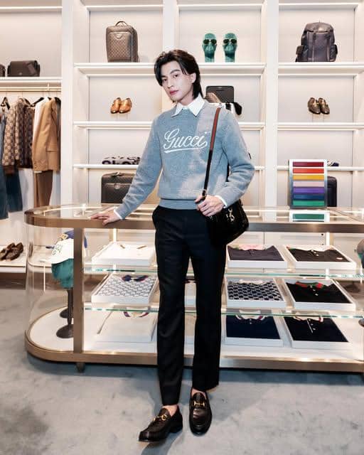 Gulf Kanawut mengenakan busana kasual dengan tas selempang sebagai aksesori pelengkap gaya OOTD sehari-hari.