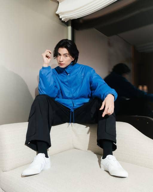 Gulf Kanawut bergaya kasual dengan sneakers kanvas dalam potret OOTD yang diunggah di akun Instagram pribadinya.