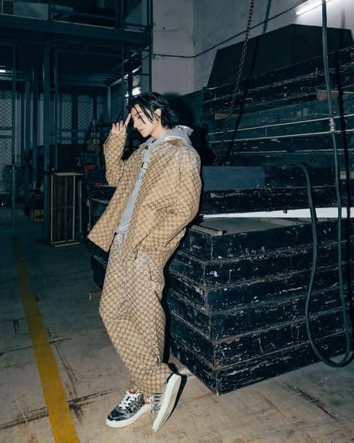 Gulf Kanawut berpose dalam balutan OOTD kasual dengan sneakers canvas sebagai pelengkap penampilannya.