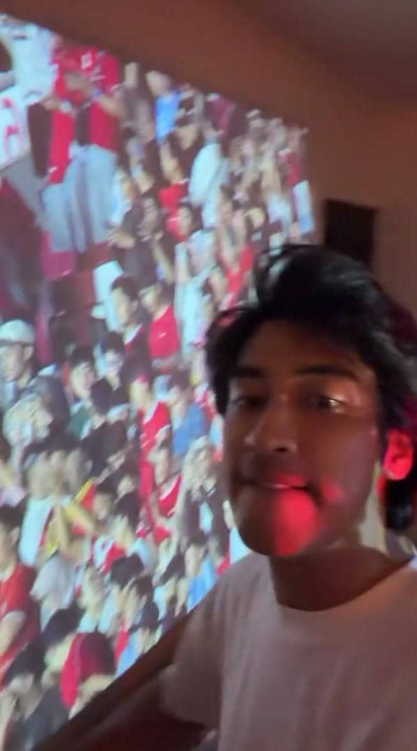 Sejumlah artis duduk bersama saat nobar pertandingan timnas Indonesia melawan Bangladesh di sebuah ruangan.