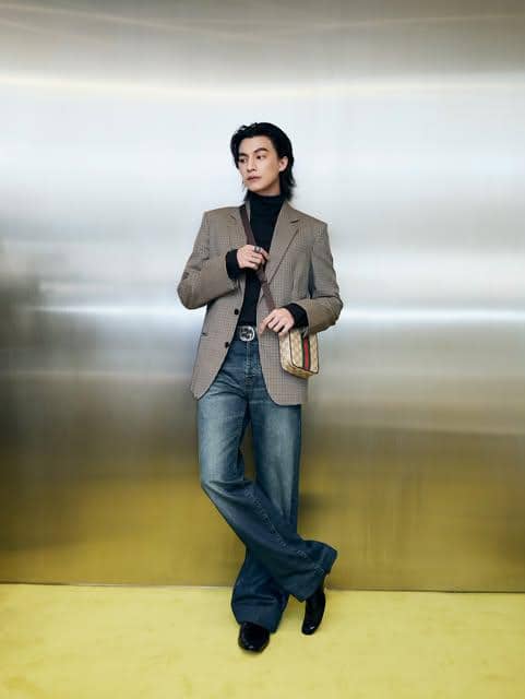 Gulf Kanawut mengenakan busana OOTD dengan tas selempang sebagai aksesori pelengkap gaya kasualnya.