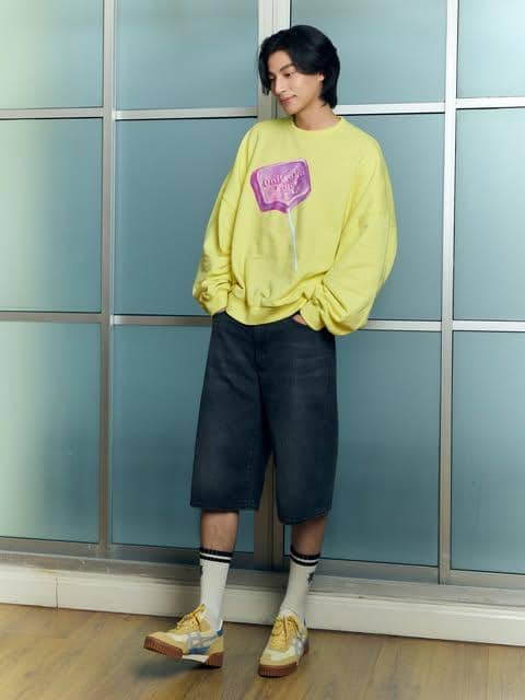 Gulf Kanawut tampil dalam OOTD kasual dengan sneakers kanvas, memadukan busana bergaya santai untuk aktivitas harian.