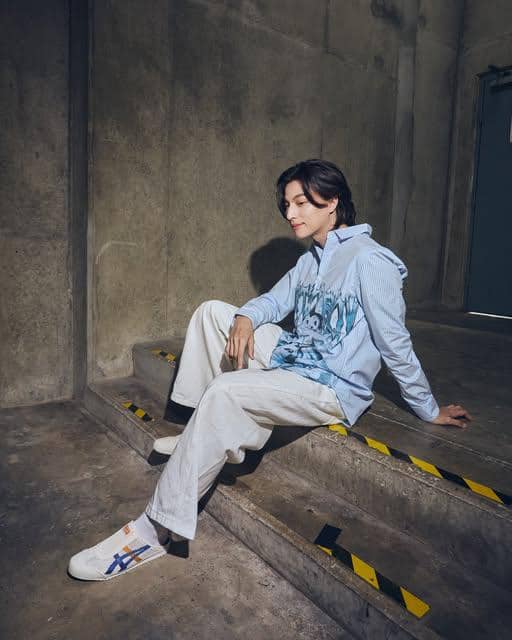 Gulf Kanawut tampil dengan OOTD kasual mengenakan sneakers Onitsuka Tiger, dipadukan bersama busana bernuansa santai.