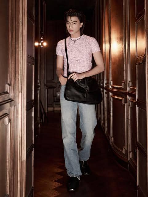 Gulf Kanawut tampil dalam gaya OOTD kasual dengan tas selempang sebagai aksesori, seperti dibagikan melalui Instagram.