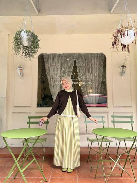 Cindy Mayasari tampil berpose dengan gaya busana OOTD liburan dalam unggahan Instagram pribadinya.