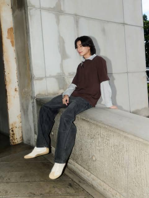 Gulf Kanawut mengenakan sneakers kanvas sebagai pelengkap gaya OOTD kasual yang dibagikan melalui Instagram.