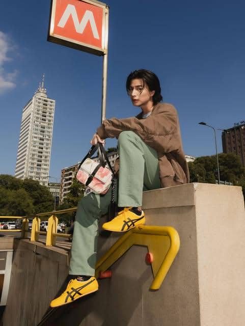 Gulf Kanawut mengenakan sneakers Onitsuka Tiger dalam gaya OOTD kasual yang dibagikan melalui Instagram pribadinya.