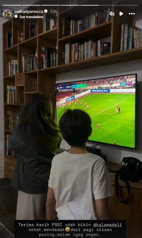 Sejumlah artis mengikuti acara nonton bareng pertandingan timnas Indonesia melawan Bangladesh melalui layar televisi.