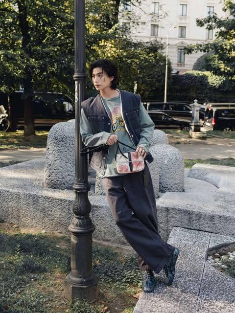 Gulf Kanawut tampil dengan OOTD kasual dan sneakers Onitsuka Tiger bernuansa santai dalam unggahan Instagram.