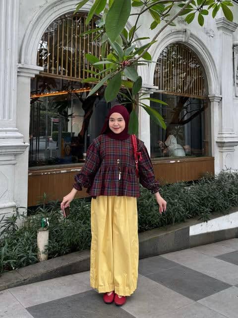 Cindy Mayasari mengenakan OOTD liburan bergaya kasual dalam unggahan Instagram sebagai inspirasi gaya.