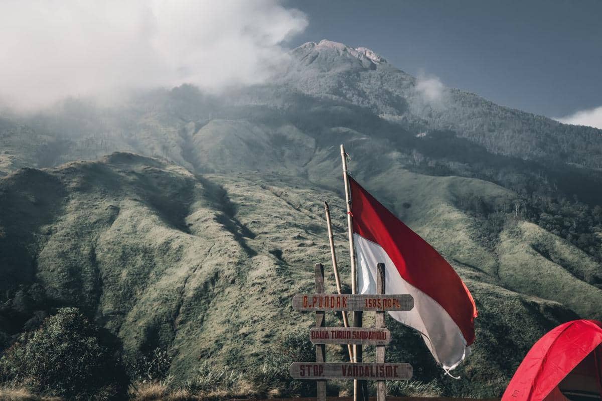 Bendera Indonesia sedang berkibar.