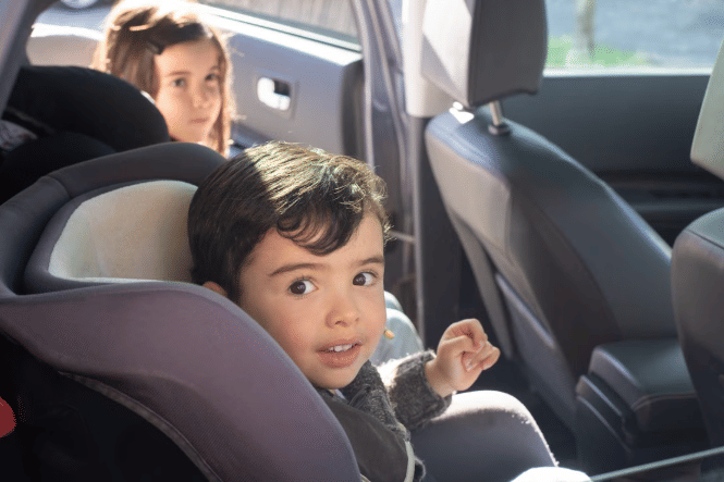 ilustrasi anak-anak memakai car seat