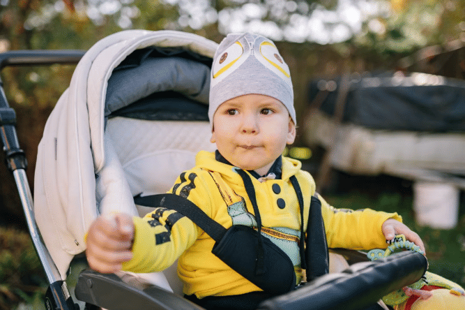 ilustrasi bayi memakai jacket dan beanie hat