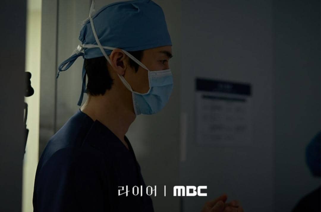 Yoo Yeon Seok tampil dalam adegan drama Korea The Perfect Lie yang dipromosikan melalui akun MBC Drama.