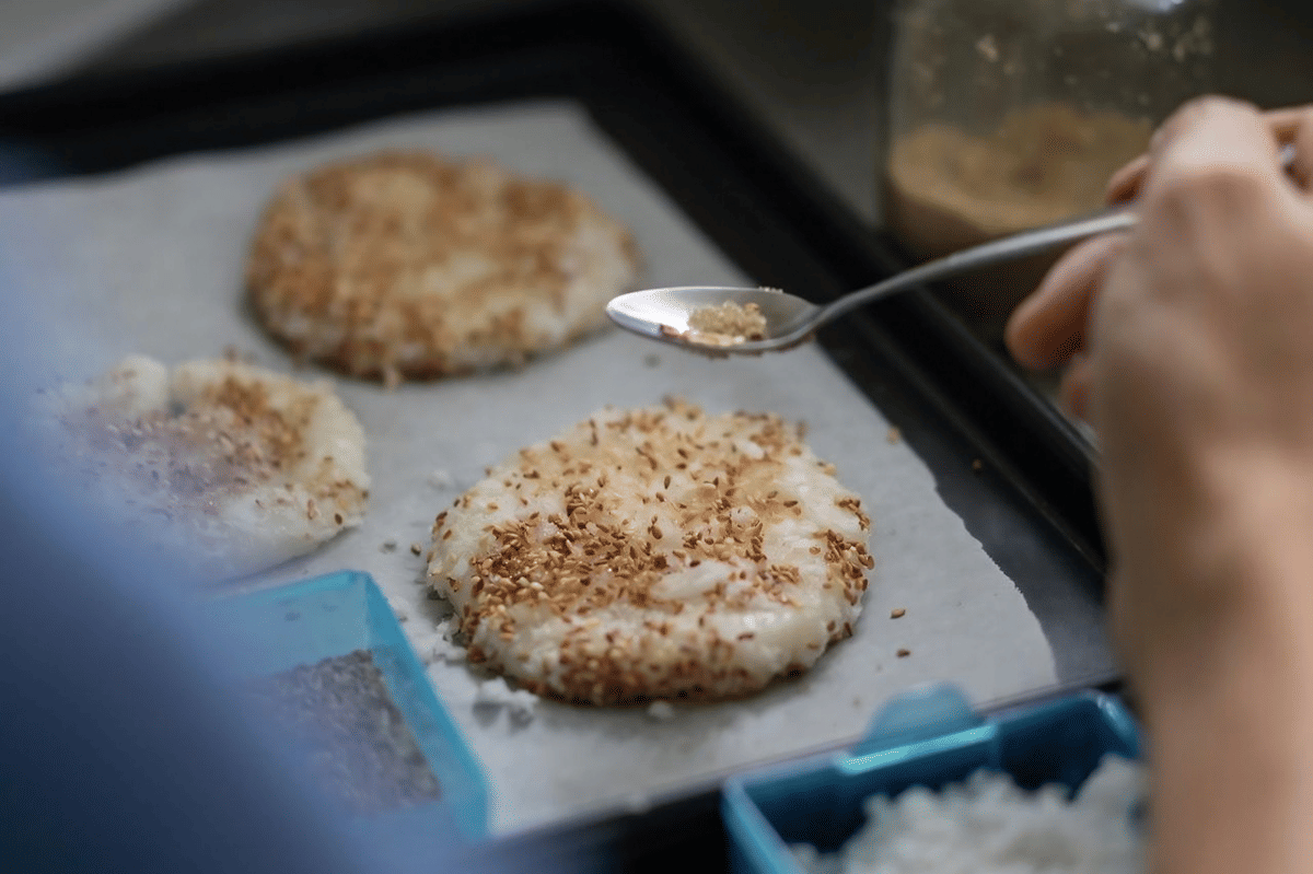 Ilustrasi pembuatan gohei mochi, dari persiapan bahan hingga proses pembentukan kudapan secara bertahap.